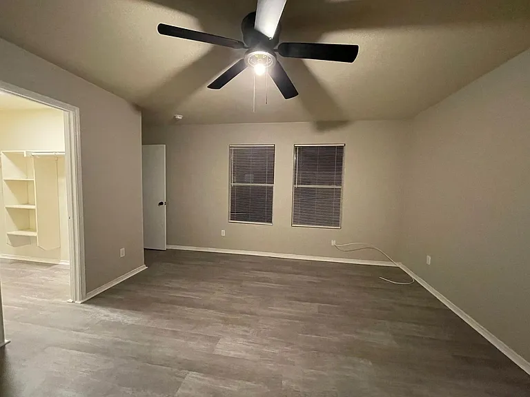 1512 Queens Brook Ln — Photo 13