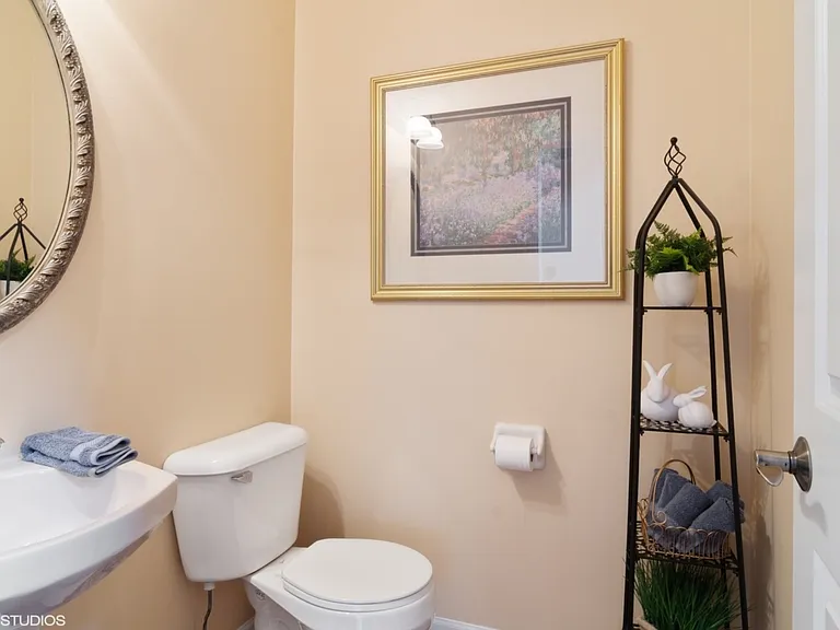 1212 Townes Cir — Photo 4