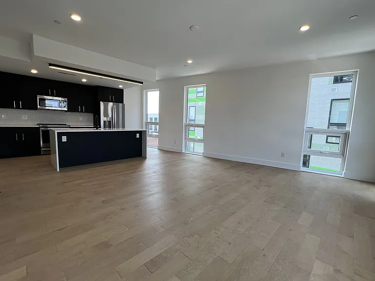 Living area/kitchen