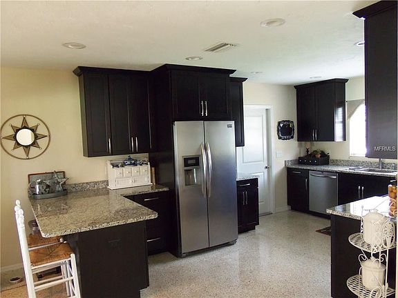 3rd image of 412 W Shade Dr