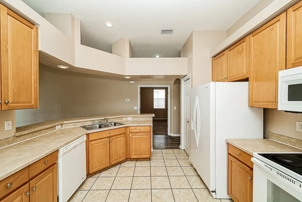 4 bed, 2.0 bath, 2095 sqft, $2,105 — Photo 4
