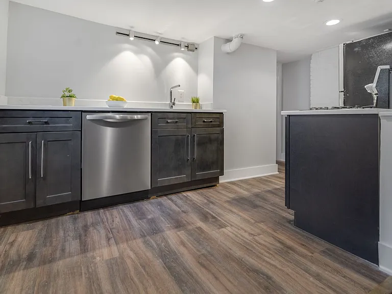 404 University Ave — Photo 22