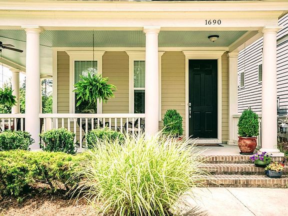 Southern style wrap-around porch (1)