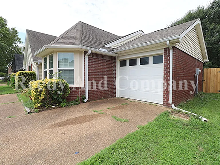5961 Kentwood Dr — Photo 3