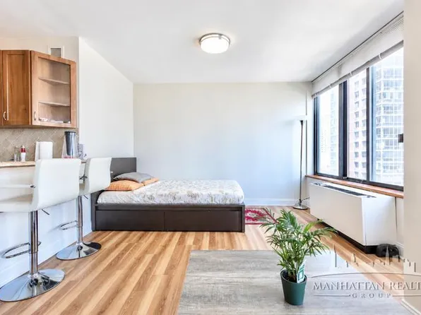 300 East 93rd Street image 1 of 13