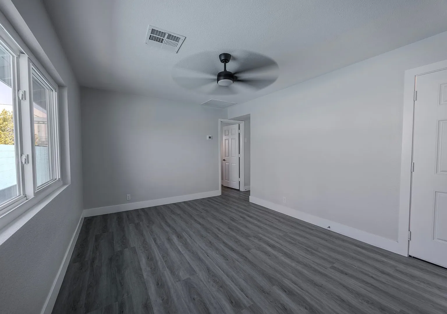 Oversized 800 SQ FT Boutique 1-Bed | Utilities Included | Steps to Main Street — Photo 4
