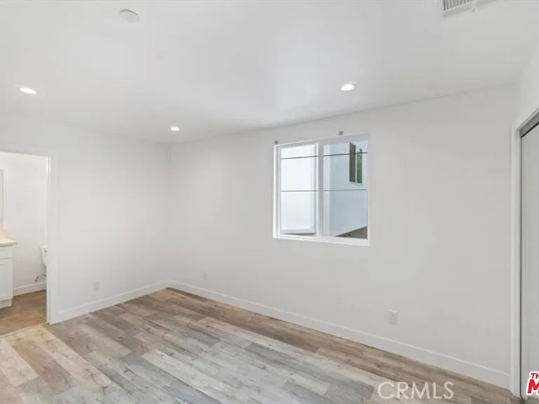 5643 Willowcrest Ave — Photo 12