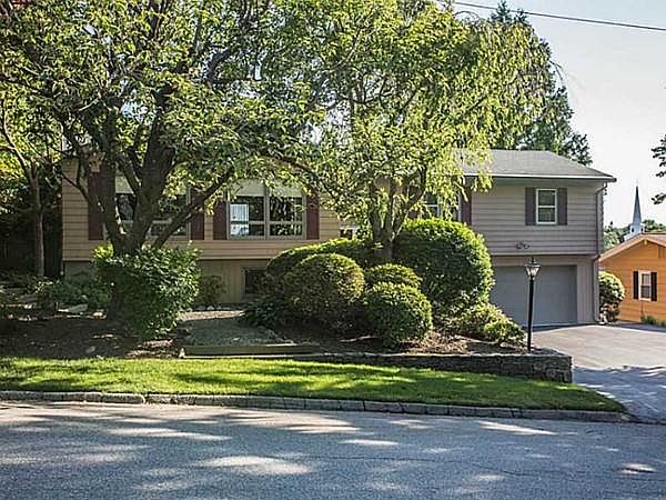 1st image of 9 Baldwin Orchard Dr