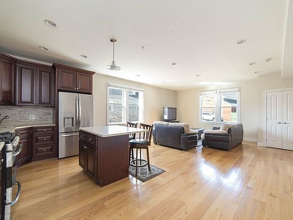 3rd image of 35 Coffey St Unit 2