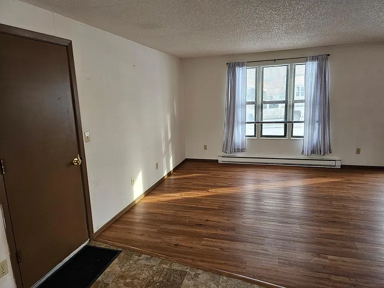 1143 Park Dr — Photo 2