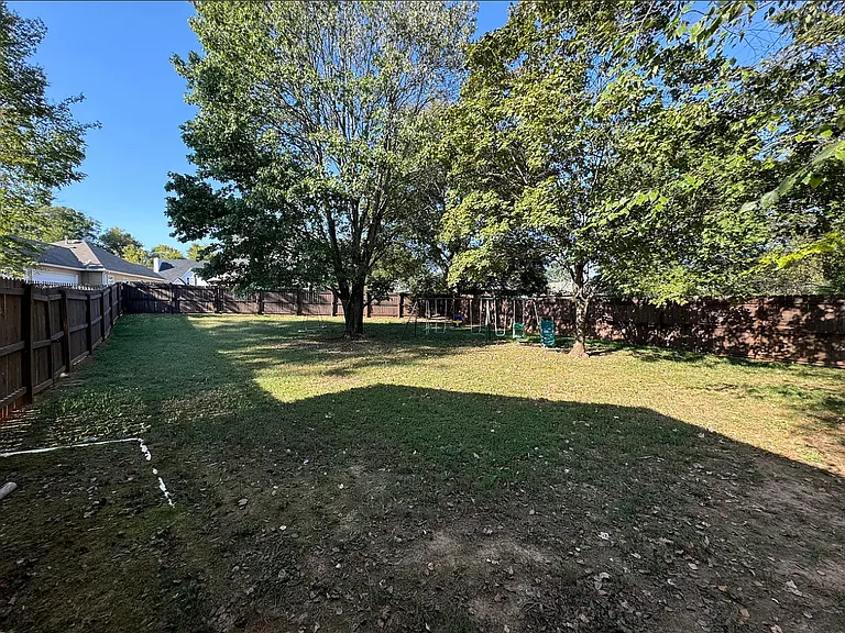 108 E Stonehaven Cir — Photo 18