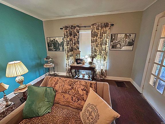 3rd image of 207 W Walnut St