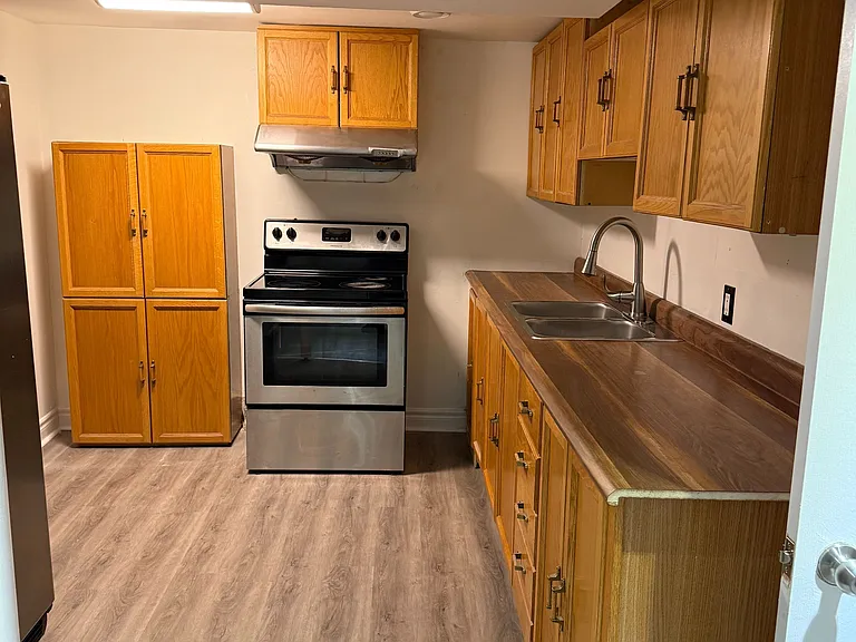 47 Carisbrooke Sq #BASEMENT — Photo 7