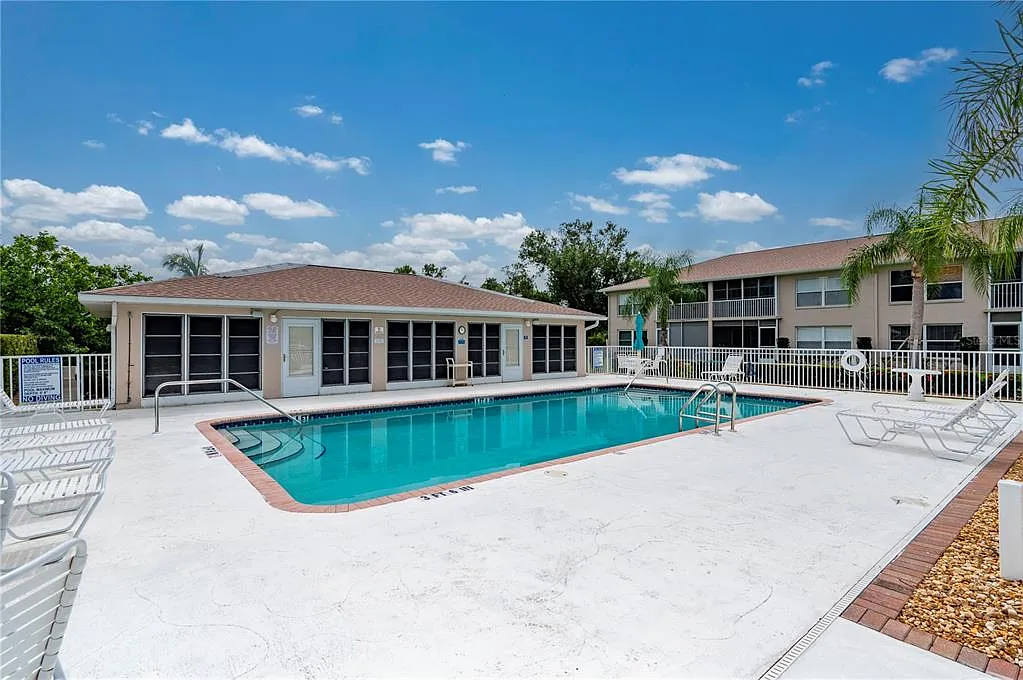 3 bed, 2.0 bath, 1348 sqft, $3,500 — Photo 3