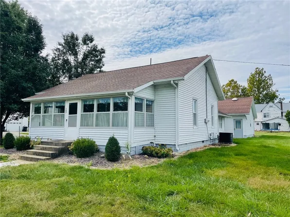 123 S 3rd St, Brownstown, IL 62418