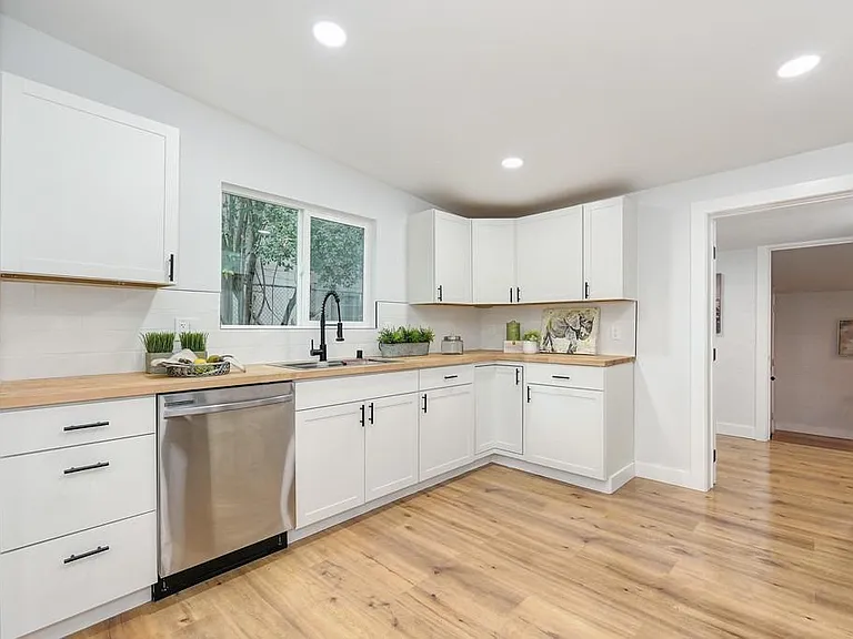 2277 Beaumont St — Photo 10