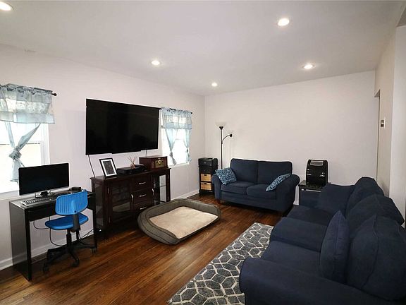 3rd image of 3304 Mott Ave
