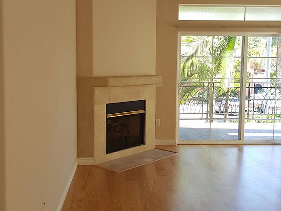 Large livingroom with gas fireplace