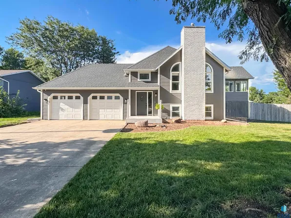 1025 E Cottonwood Dr, Brandon, SD 57005