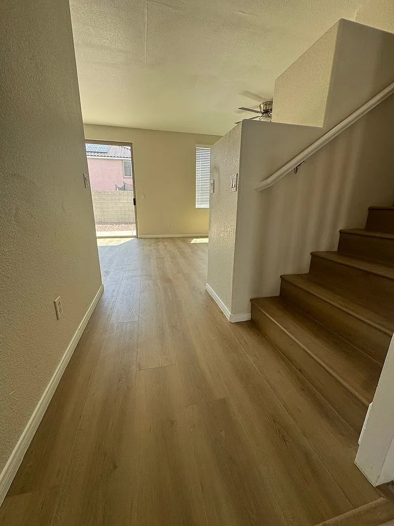 3 bedroom + Den! Ready for immediate move in. - — Photo 4