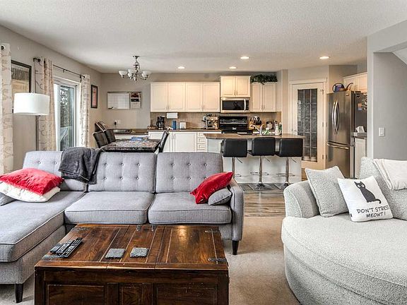 2nd image of 4 W Springbank Bay SW