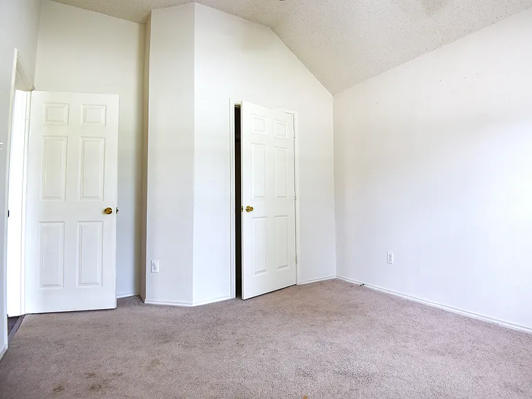 9700 Summer Dr — Photo 17