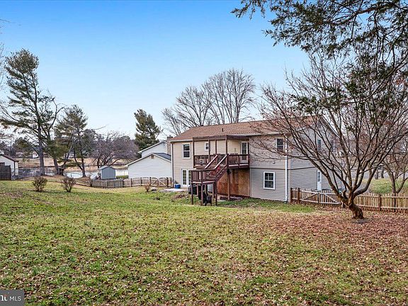 3rd image of 7196 Surry Ct