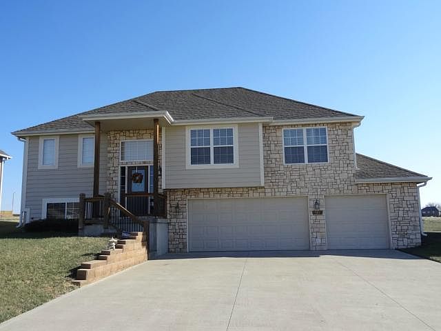 1st image of 915 N Chestnut Dr