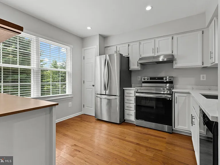 106 Hackley Ct — Photo 3