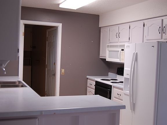 5th image of 3002 Charlton Ln