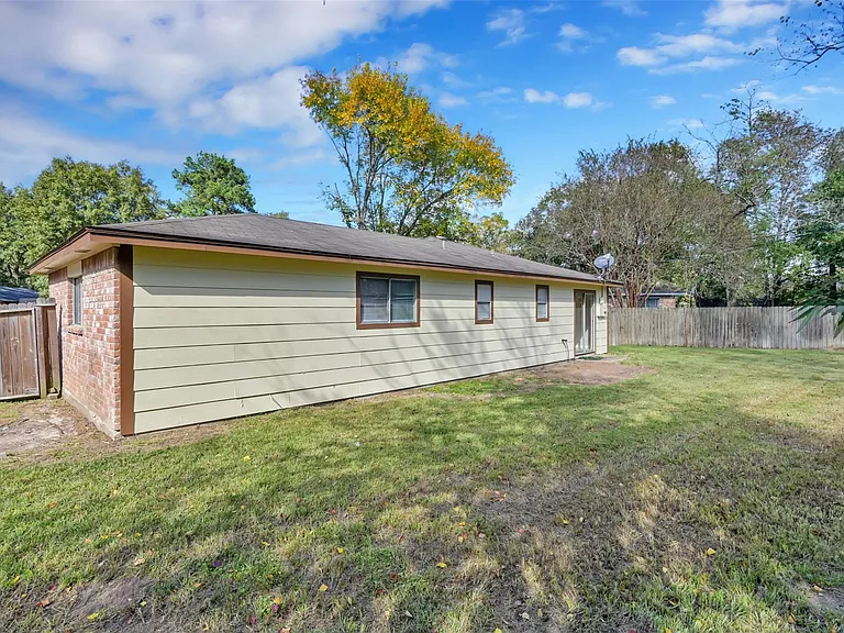 1018 Surrey Ct — Photo 28