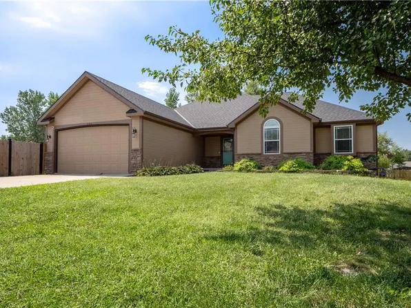 704 N Clear Creek Pl, Tonganoxie, KS 66086