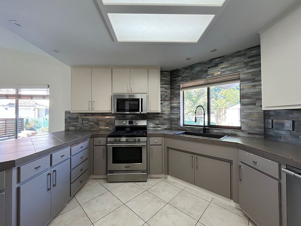 1st image of 946 Saint Ann Dr