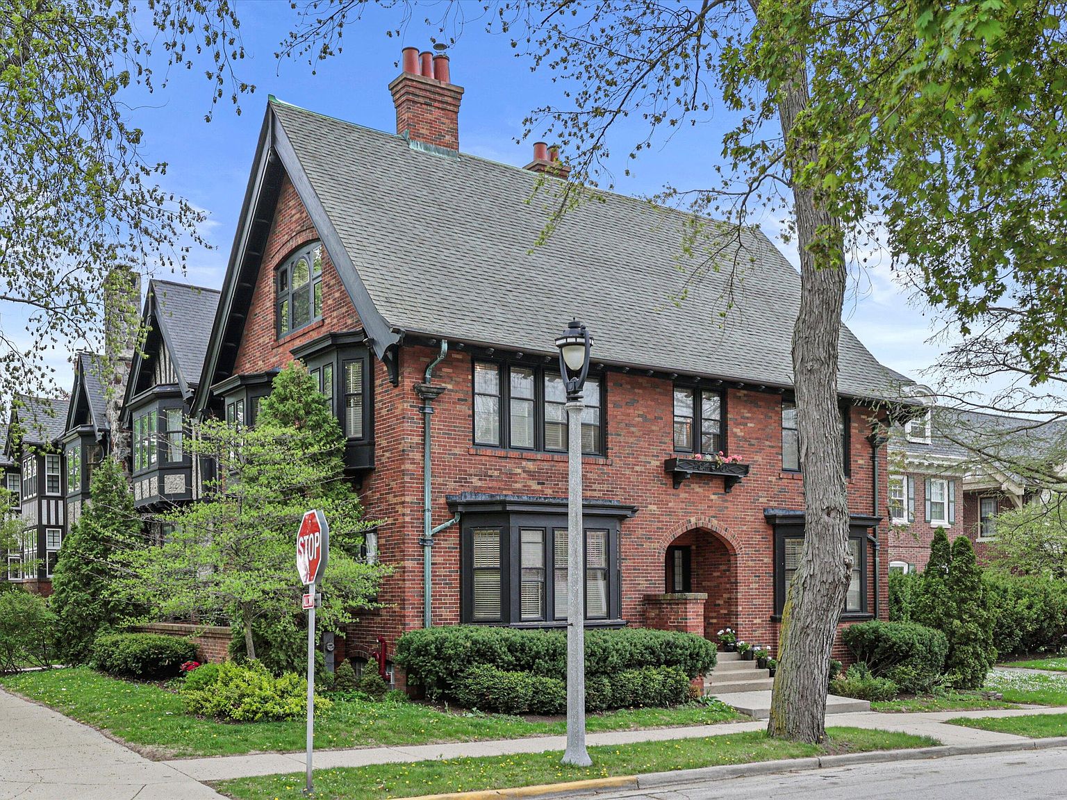 2134 N Lake Dr, Milwaukee, WI 53202 Zillow