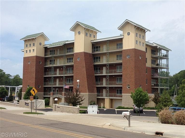 1st image of 815 Wells St Unit 405