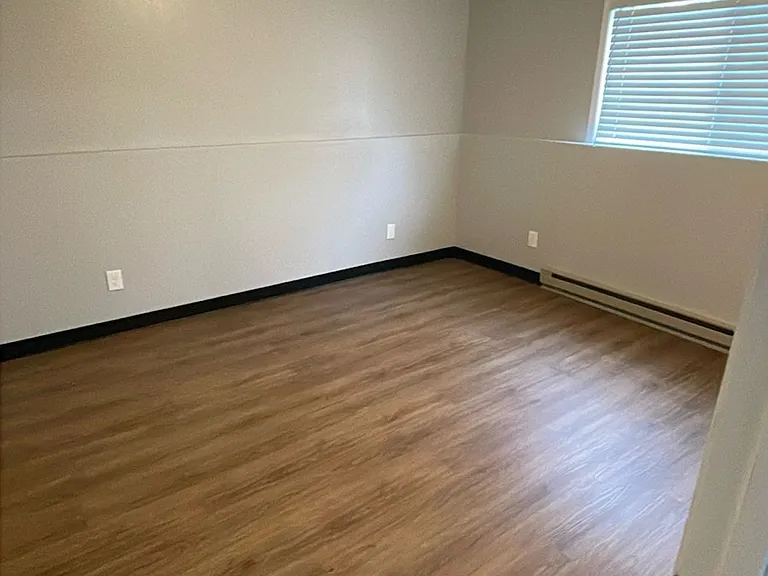 814 E Brady Ct — Photo 2