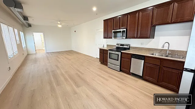 419 E 6TH ST — Photo 30