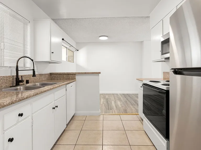 (El/Ti/Yo:B) 5139 White Oak Avenue — Photo 17