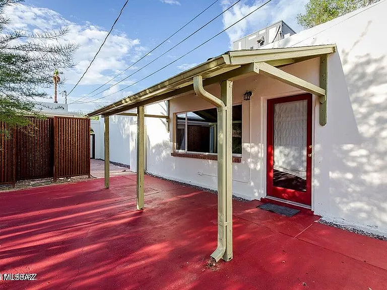 2110 E Water St — Photo 1