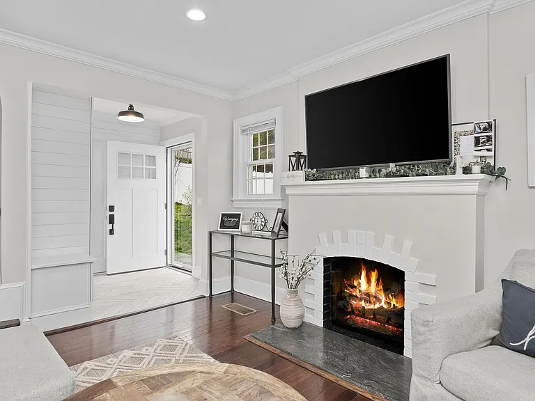 24 Nicholas Ave — Photo 5