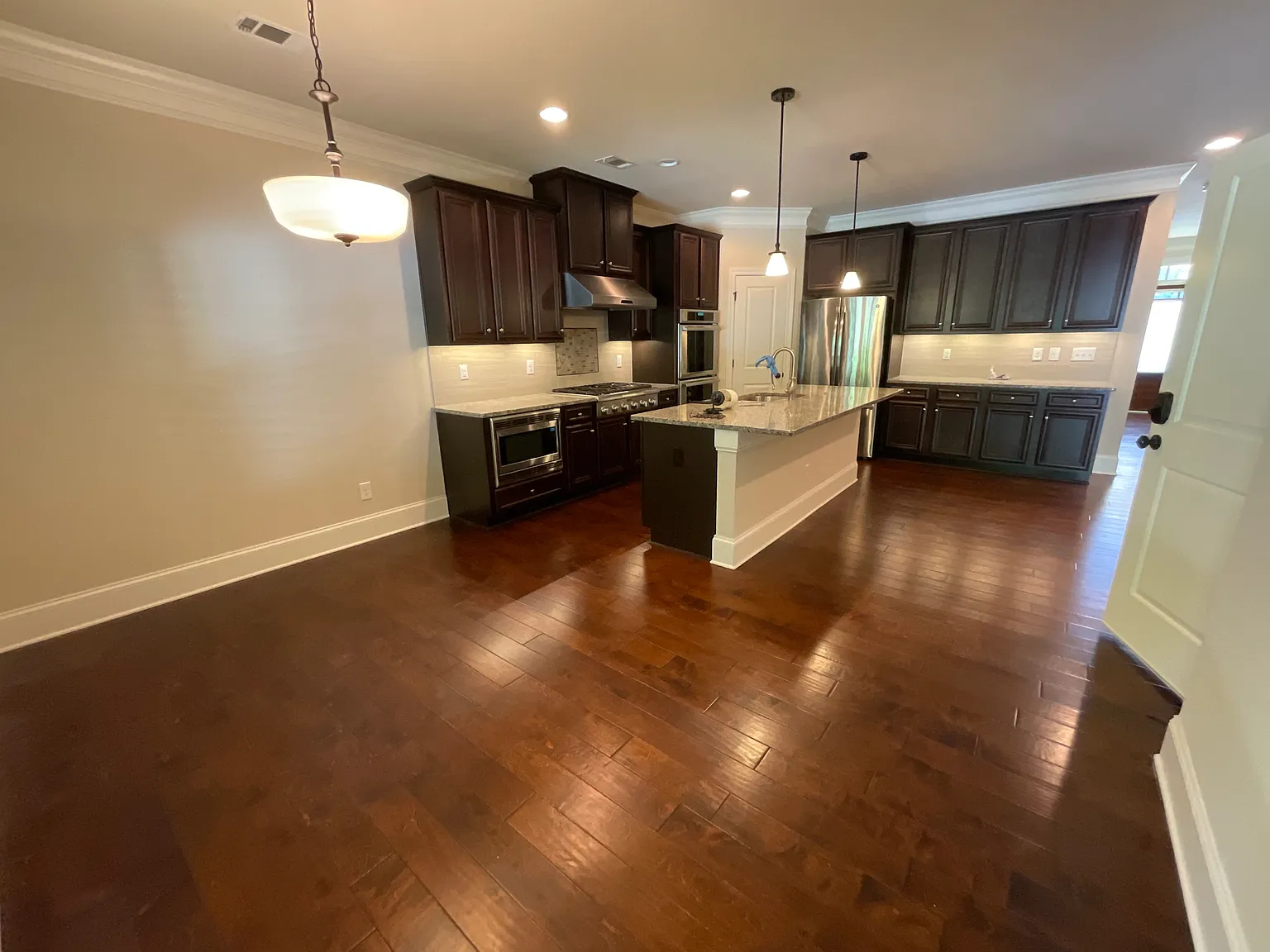 3 bed, 2081 sqft, $3,800 — Photo 2