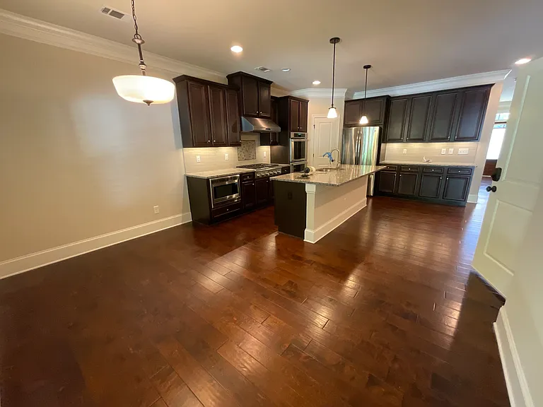 1520 Parkside Dr — Photo 2