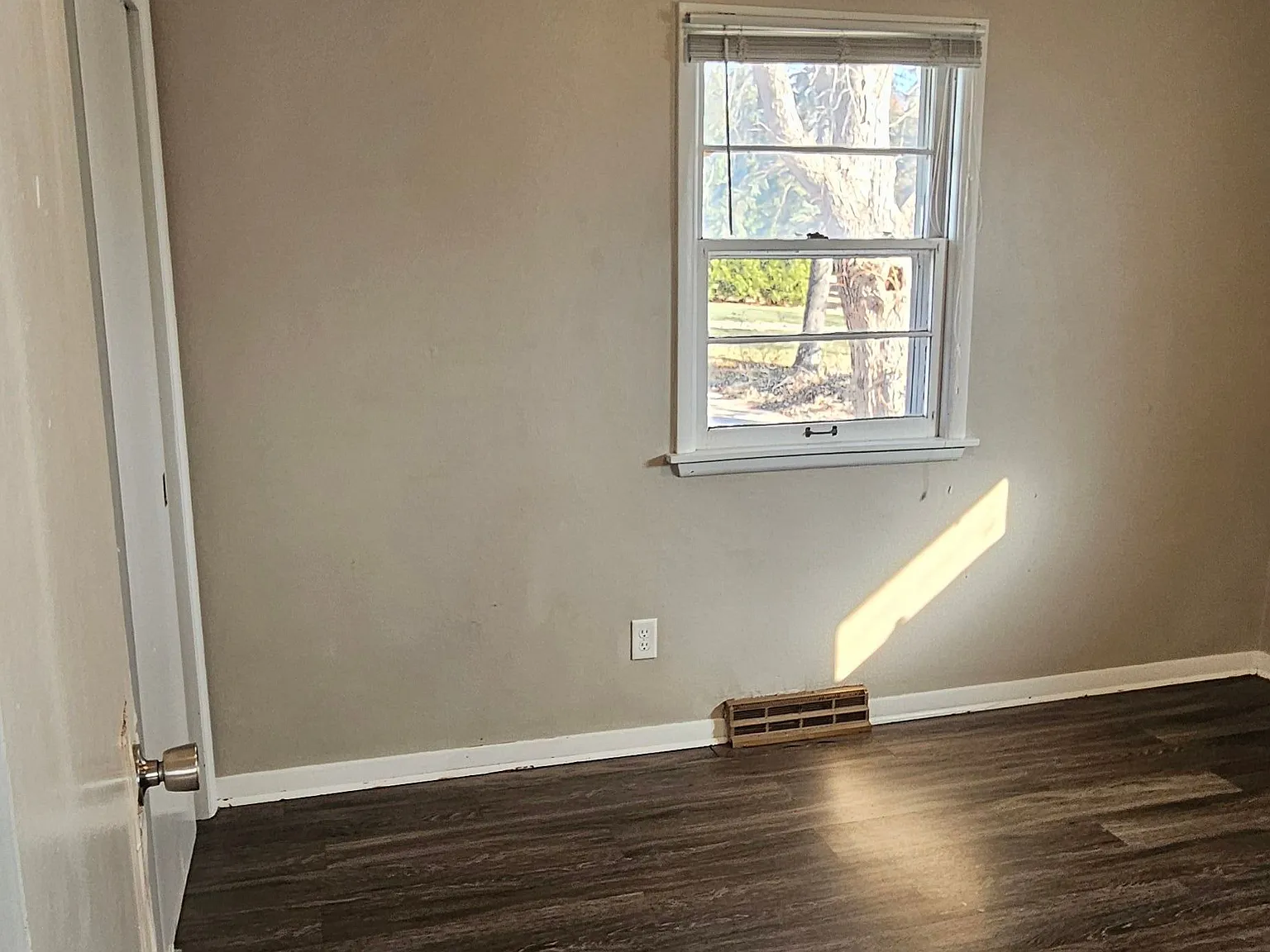 3 bed, 2.0 bath, 864 sqft, $1,300 — Photo 3