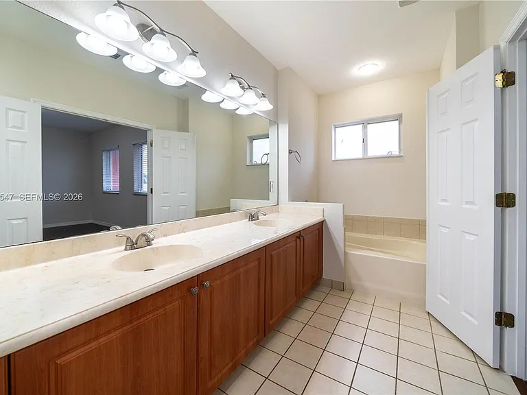 5327 SW 40th Ave — Photo 23