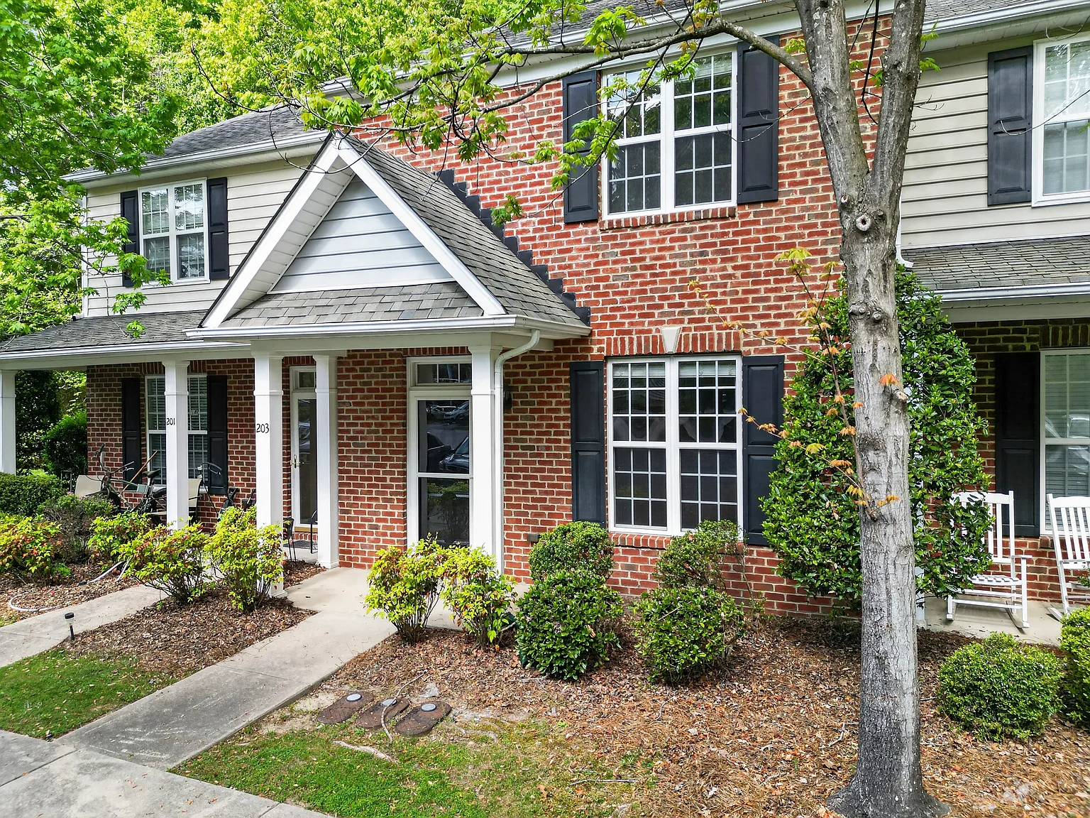 2 bed, 2.5 bath, 1324 sqft, $1,650 — Photo 2