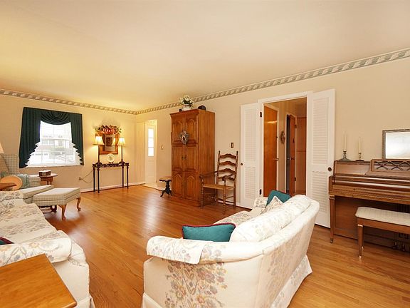 4th image of 1109 Hearthstone Dr