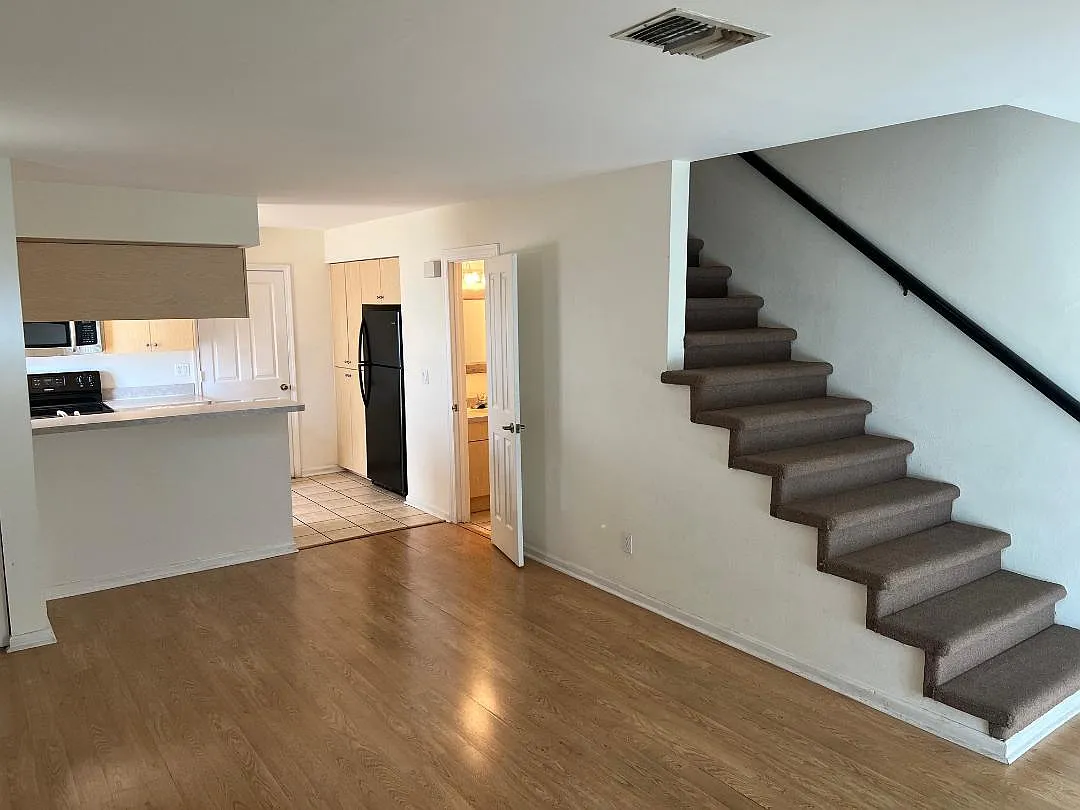 2 bed, 2.5 bath, 960 sqft, $1,795 — Photo 4