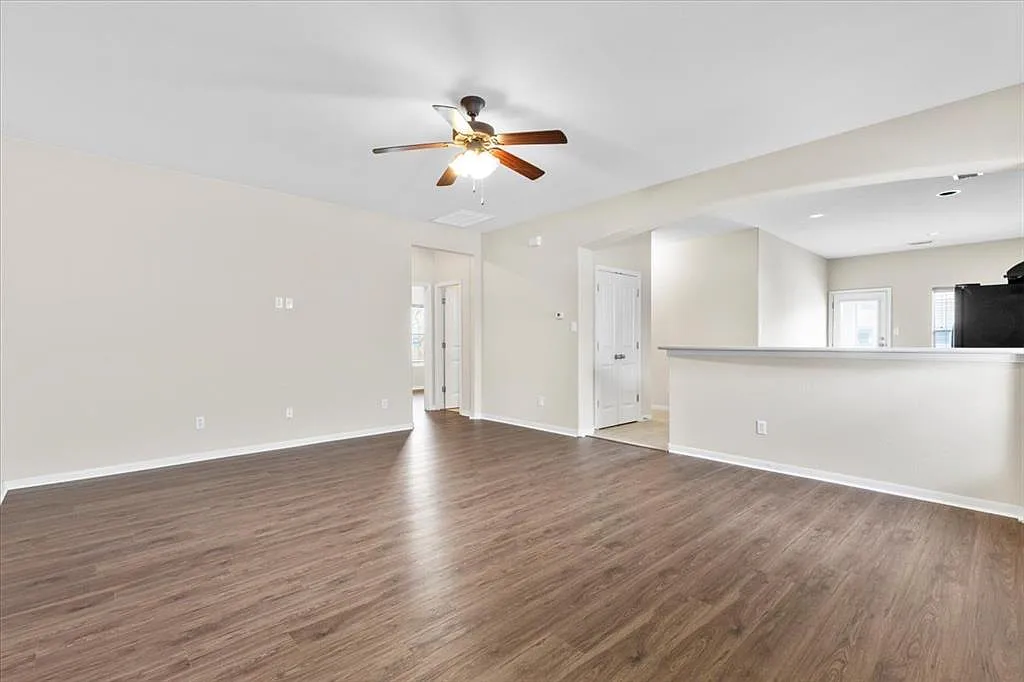 3 bed, 2.0 bath, 1572 sqft, $1,975 — Photo 4