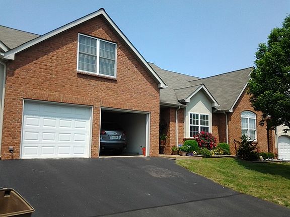 90% Brick Front w/ Beautiful Landscaping
						:
						Great Curb appeal, large shade tree off front bedroom, 2-car garage, middle unit