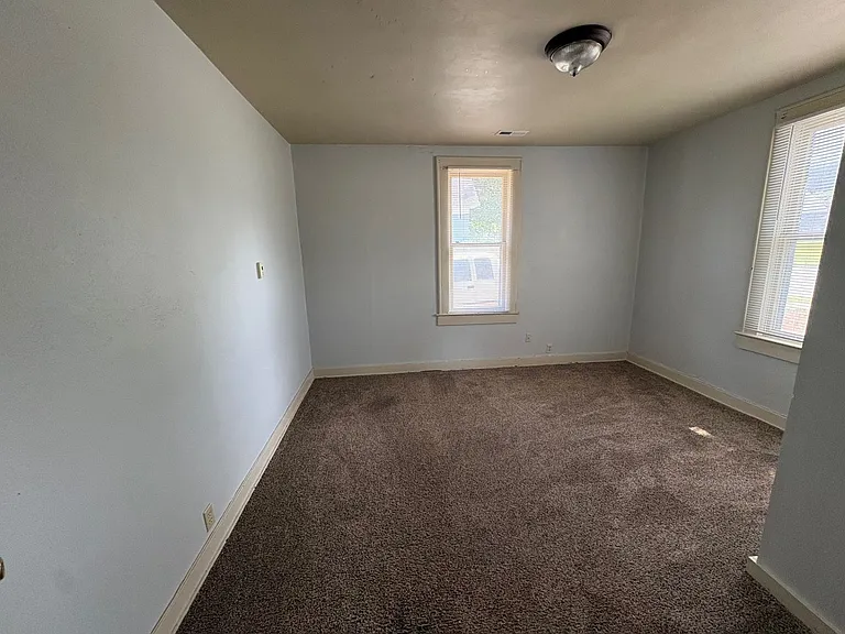 2054 N Rogers Ave — Photo 7